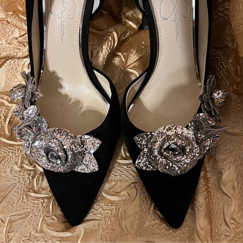 SOLD OUTSIDE POSH-Stunning velvety pumps with silver roses